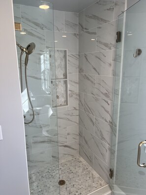 Shower, hair dryer, towels, soap - 6-bdrm house, complete renovation, 1 mile from historic downtown, quilt museum (Paducah)