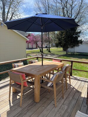 Outdoor dining - 6-bdrm house, complete renovation, 1 mile from historic downtown, quilt museum (Paducah)