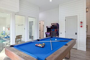 Games room - Enjoy the "Calm On The Water" in a Relaxing Luxurious Pool Cabin on the Lake! (Sevierville)