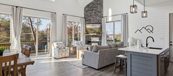 Enjoy the "Calm On The Water" in a Relaxing Luxurious Pool Cabin on the Lake!