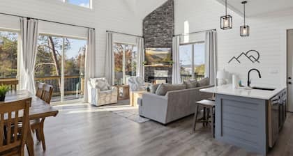Enjoy the "Calm On The Water" in a Relaxing Luxurious Pool Cabin on the Lake!