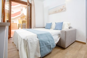 1 dormitorio, tabla de planchar con plancha, ropa de cama