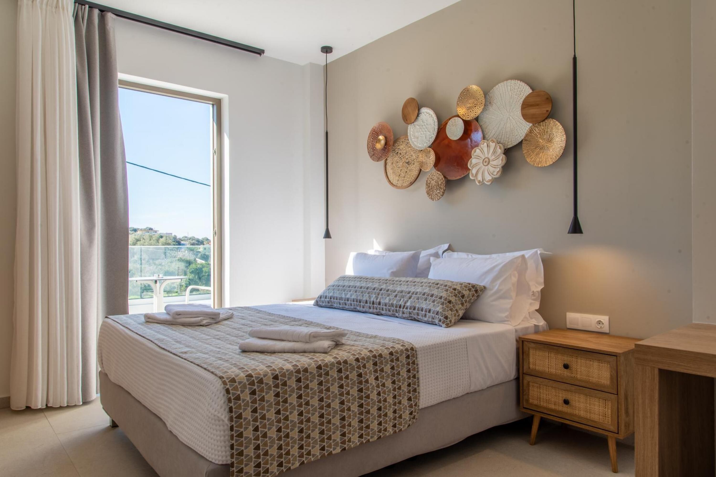 Un dormitorio moderno con una cama grande, una mesita de noche y una obra de arte en la pared.