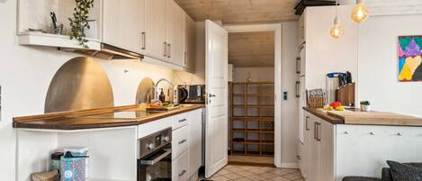 Køleskab, opvaskemaskine, køkkentøj/tallerkener/redskaber