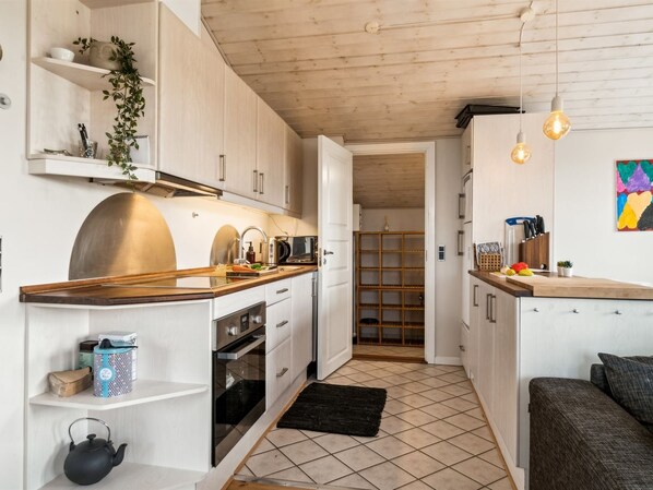 Kühlschrank, Geschirrspüler, Kochgeschirr/Geschirr/Besteck