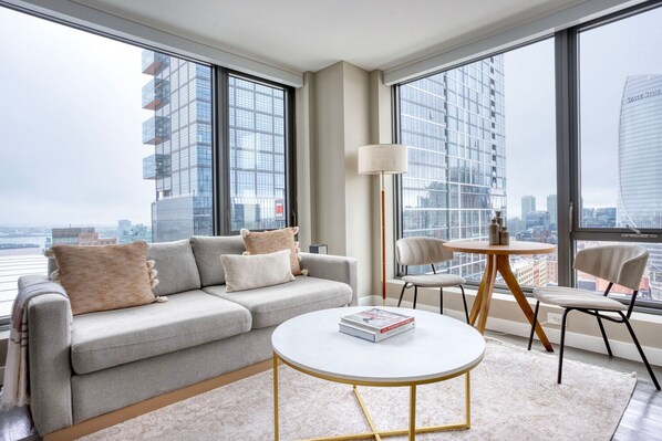 Een televisie en een stereo