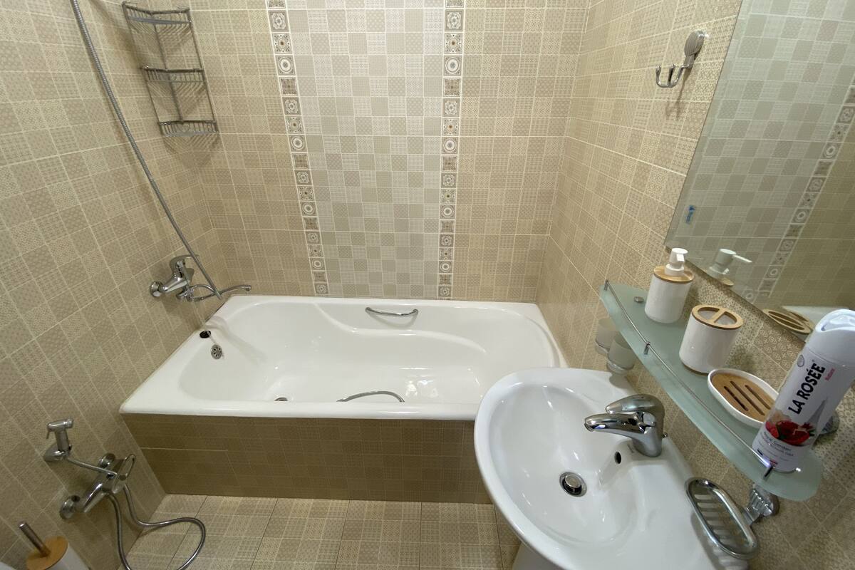 Basic Double Room | Bathroom