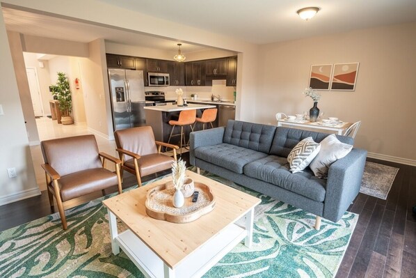 TV, offices - Beautiful 3bed/3bath 6 Mins to Falls/ Free Parking (Niagara Falls)