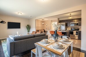 Interior - Beautiful 3bed/3bath 6 Mins to Falls/ Free Parking (Niagara Falls)