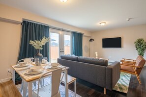 TV, offices - Beautiful 3bed/3bath 6 Mins to Falls/ Free Parking (Niagara Falls)
