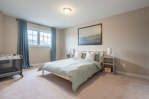 3 bedrooms, iron/ironing board, travel cot, free WiFi - Beautiful 3bed/3bath 6 Mins to Falls/ Free Parking (Niagara Falls)