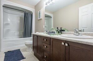 Hair dryer - Beautiful 3bed/3bath 6 Mins to Falls/ Free Parking (Niagara Falls)