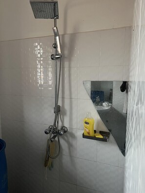Chuveiro, toalhas de banho
