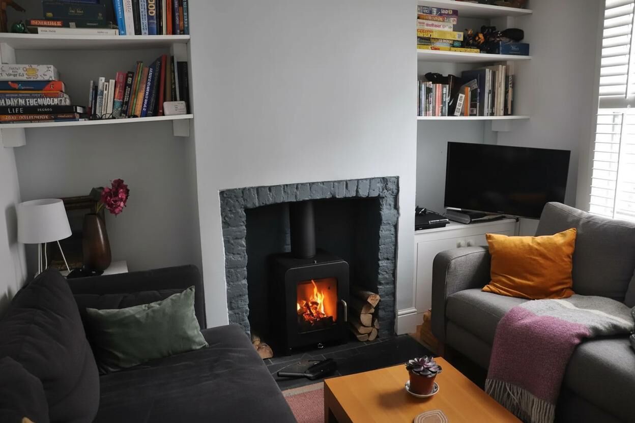 Fernseher, Kamin, Bücher, Stereoanlage
