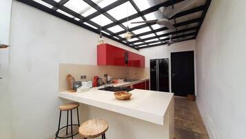 Villa | Privékeuken | Kookgerei, borden en bestek