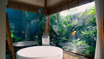Suite | Bathroom | Combined shower/bathtub, deep-soaking bathtub, rainfall showerhead