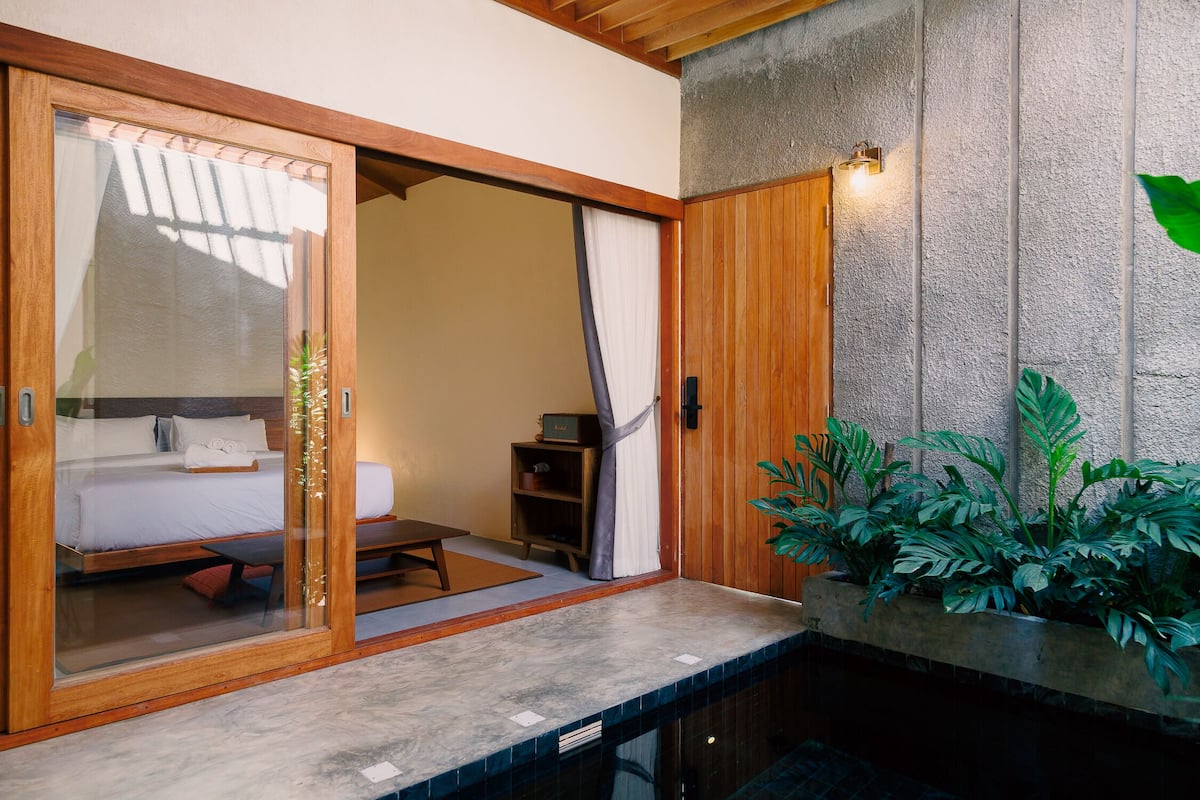 Deluxe suite | Badkamer | Een douche, een regendouche, een haardroger, badjassen