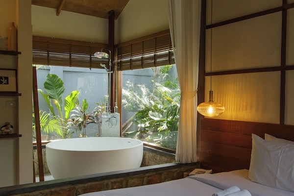 Suite | 1 bedroom, free minibar, in-room safe, blackout drapes