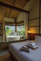 Suite | 1 bedroom, free minibar, in-room safe, blackout drapes