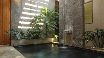 حمام سباحة خاص