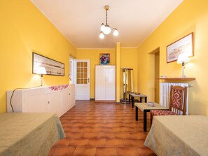 2 bedrooms, travel crib, free WiFi, bed sheets