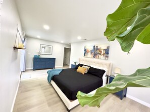 4 makuuhuonetta, tallelokero huoneessa, työpöytä, silitysrauta/-lauta