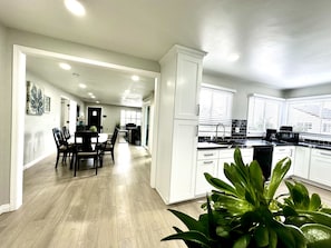 Jääkaappi, mikroaaltouuni, uuni, liesi