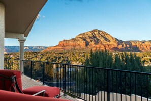 Property grounds - Luxury 5-Br Home with Pool, Spa & Panoramic Views (Sedona)