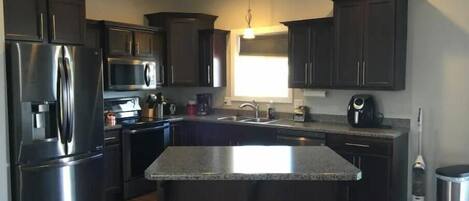 Køleskab, mikrobølgeovn, ovn, kogeplade