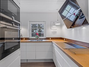 Een koelkast, een microgolfoven, een oven, een vaatwasser