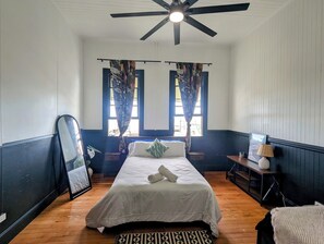 Tremannsrom – deluxe | Skrivebord for bærbar PC, wi-fi (inkludert) og sengetøy