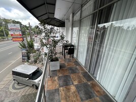 Quarto quádruplo standard, várias camas, banheiro privativo | Terraço/pátio