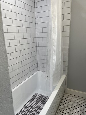 SĂšche-cheveux, serviettes fournies, savon, papier toilette