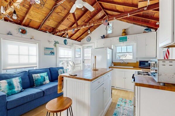 Fridge, microwave, oven, stovetop - Charming cottage with private beach, patio, & full kitchen - near golf & park (Dennis)