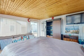 1 bedroom, Internet, bed sheets - Charming cottage with private beach, patio, & full kitchen - near golf & park (Dennis)