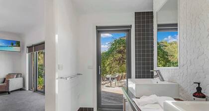 Riverlyne - Riverfront Holiday Home