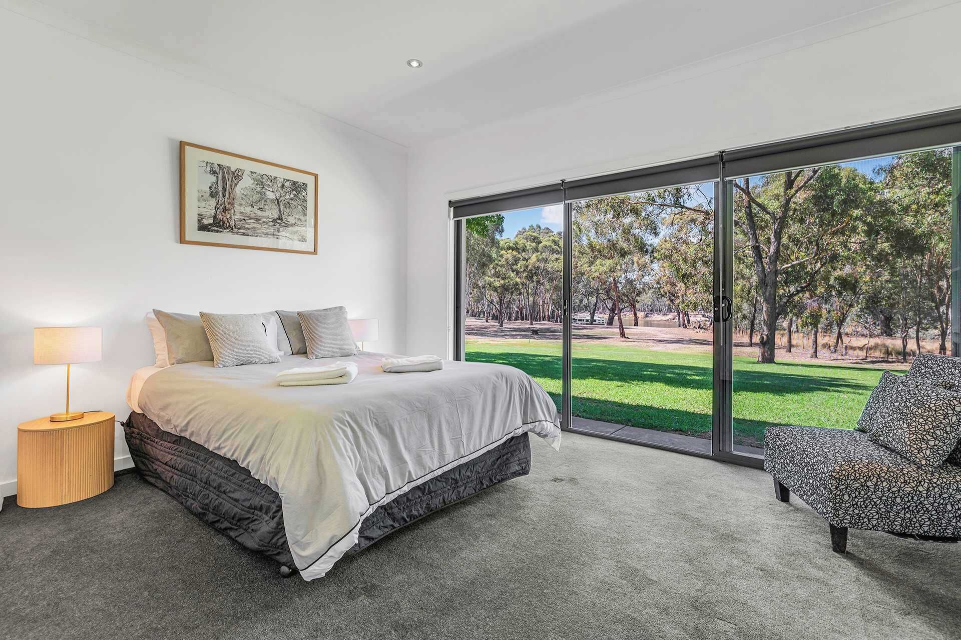 6 bedrooms, desk, iron/ironing board, travel cot