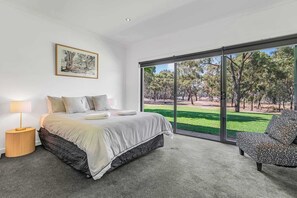 6 bedrooms, desk, iron/ironing board, travel crib