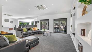 Télévision, jeux vidéo, livres, chaîne hi-fi