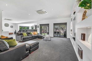 TV, video games, books, stereo - Riverlyne  - Riverfront Holiday Home (Moama)