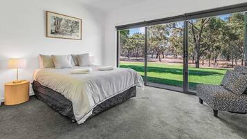 6 habitaciones, escritorio y tabla de planchar con plancha