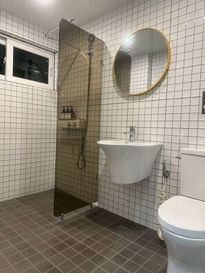 Business Twin kamer | Badkamer | Een diep bad, een haardroger, badjassen, handdoeken
