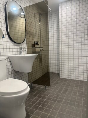 Kamar Twin Deluks | Kamar mandi | Bathtub besar, pengering rambut, jubah mandi, dan handuk