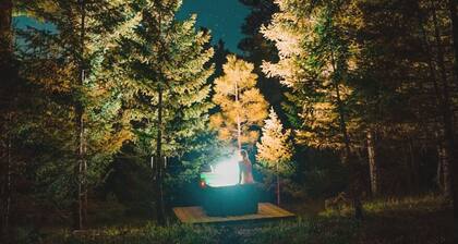 Pet-friendly and Peaceful Glamping Tent "The Ranch Hand" + Hot Tub near Missoula