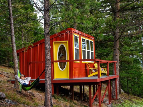 Pet-friendly and Peaceful The Ranch Hand Cabin + Hot Tub near Missoula