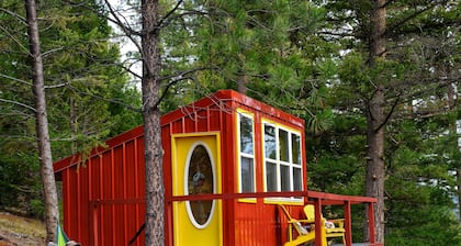 Pet-friendly and Peaceful The Ranch Hand Cabin + Hot Tub near Missoula
