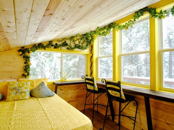 1 bedroom, desk, WiFi, bed sheets