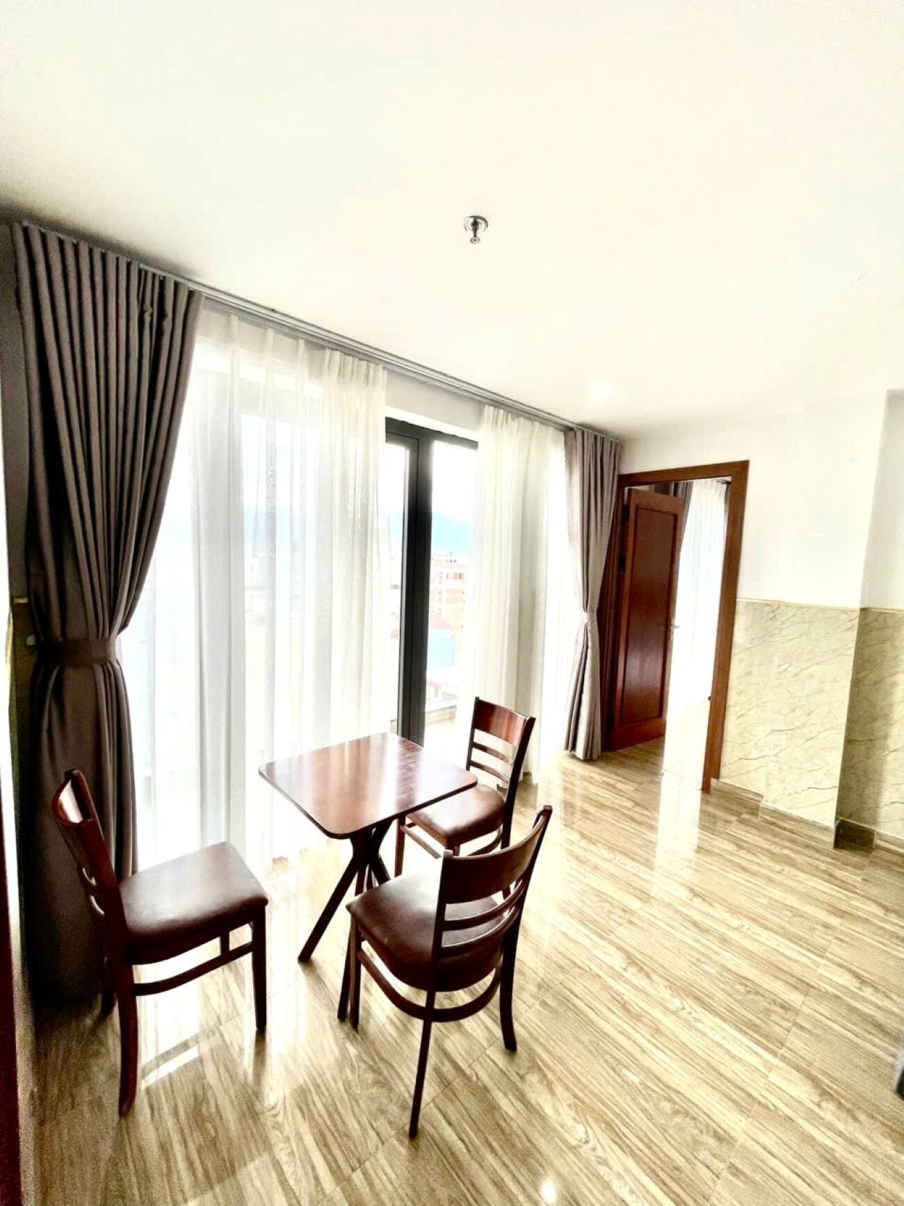 Appartamento, 2 camere da letto, balcone | Area soggiorno | TV a schermo piatto 35 pollici con canali via cavo