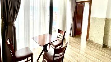 Appartamento, 2 camere da letto, balcone | Area soggiorno | TV a schermo piatto 35 pollici con canali via cavo