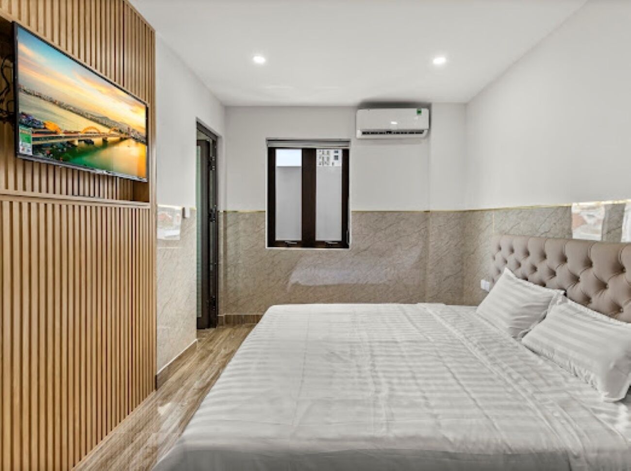 Laptop workspace, free WiFi, bed sheets